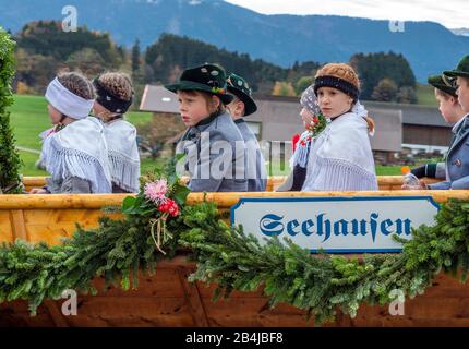 Kinder in Tracht, Leonhardi fahren nach Froschhausen, Murnau am Staffelsee, Pfaffenwinkel, Oberbayern, Bayern, Deutschland, Europa Stockfoto