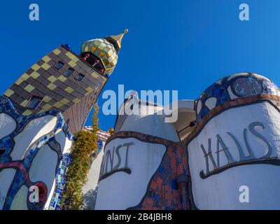 Schiefer Tum (Schiefer Turm), Kunsthaus Abensberg (Kunsthaus), Architekt Peter Pelikan, Abensberg, Niederbayern, Bayern, Deutschland, Europa Stockfoto