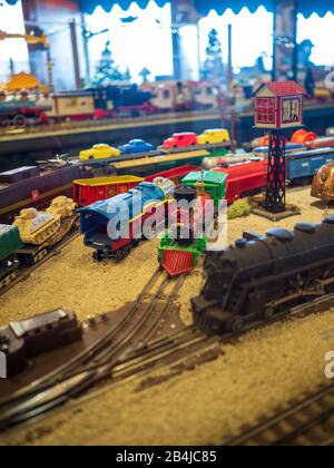 Roter und grüner Spielzug, Der Den Bahnhof Verlässt Stockfoto
