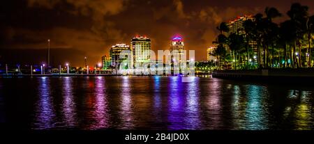 Downtown West Palm Beach Stadtbild Nachtaufnahmen Stockfoto