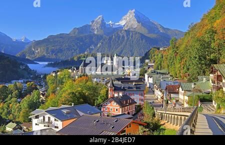 Panorama des Dorfkerns mit Kolleg- und Pfarrkirche gegen den Watzmann (2713m), Berchtesgaden, Berchtesgadener Land, Oberbayern, Bayern, Deutschland Stockfoto