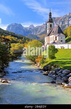 Pfarrkirche St. Sebastian an der Ramsauer Ache gegen die Reiteralpe (2286m), Ramsau, Berchtesgadener Land, Oberbayern, Bayern, Deutschland Stockfoto