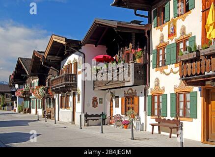 Traditionelle oberbayerische Villen mit Blumenbalkons, Garmisch-Partenkirchen, Werdenfelser Land, Oberbayern, Bayern, Deutschland Stockfoto