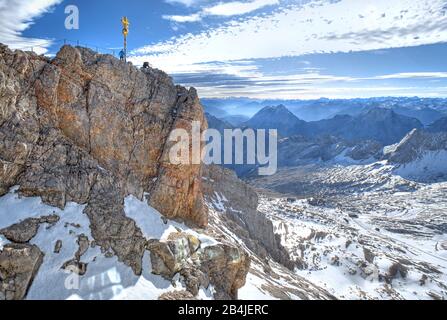 Gipfel der Zugspitze (2962m) mit Gipfelkreuz, Grainau, Wettersteingebirge, Werdenfelser Land, Oberbayern, Bayern, Deutschland Stockfoto