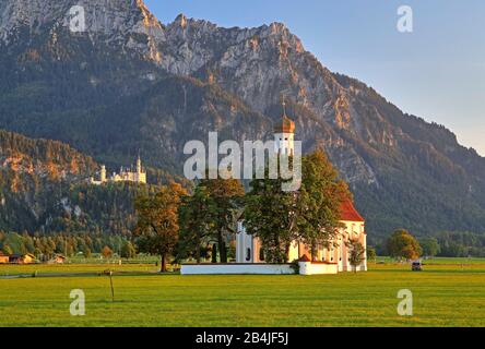 Wallfahrtskirche St. Coloman und Schloss Neuschwanstein gegen Säuling (2047 m), Schwangau bei Füssen, Romantische Straße, Ostallbräu, Allgäuer, Schwaben, Bayern, Deutschland Stockfoto