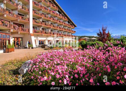 Gartenterrasse mit Herbstblumen des Interalpenhotels, Telfs, Tyrol, Österreich Stockfoto