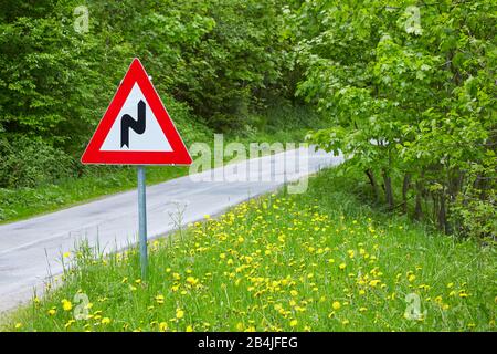 Gefahrenschild an der Landstraße zweifach rechts abbiegen beginnend in Österreich Stockfoto