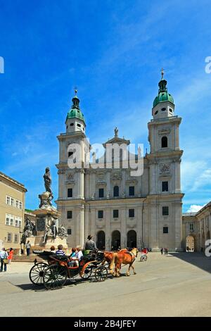 Fiaker (Kutsche) vor dem Dom in der Altstadt von Salzburg Stockfoto