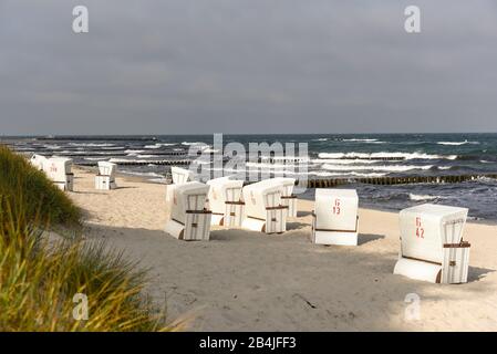 Blick über den einsamen Strand mit weißen liegen und bewegter Ostsee mit Whitecaps am frühen Morgen im Sommer Stockfoto