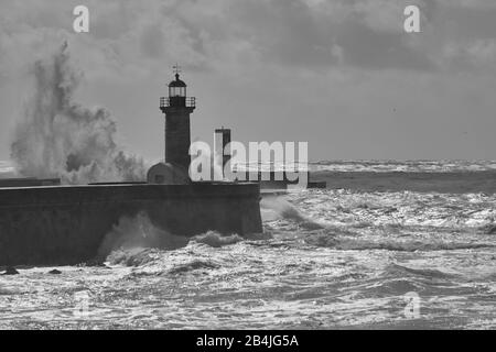 Ikonischer Leuchtturm Farolim de Felgueiras in der Küstenstadt Porto Stockfoto