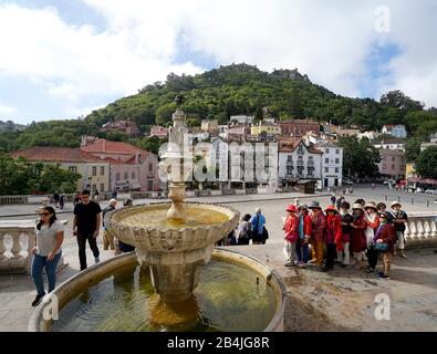 Europa, Portugal, Region Lissabon, Sintra, Palacio Nacional de Sintra, Nationalpalast von Sintra, draußen, Springbrunnen, japanische Touristen, Blick auf die Stadt Stockfoto