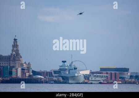 River Mersey, New Brighton, Merseyside, 6. März 2020, Die "HMS Prince of Wales" verlässt den Hafen von Liverpool nach einem wochenlangen Aufenthalt in Liverpool, während sie zur See zurückkehrt, um ihre Arbeit vor der Einschiffung von Rotary Wing und weiteren Seeversuchen mit der F-35B im Januar 2021 Vor ihrer Abfahrt oa F-35B aus dem 617-Geschwader fortzusetzen Die gemeinsame Luftwaffenstaffel der RAF Fleet Air Arm flog die Fluggesellschaft Credit: Photographing North/Alamy Live News Stockfoto