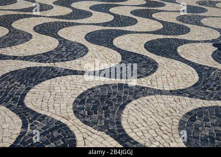 Europa, Portugal, Region Lissabon, Cascais, Praca 5 de Outubro, Rathausvorplatz, gewelltes gemustertes Straßenpflaster, schwarz-weiß, das Meereswellen darstellt Stockfoto