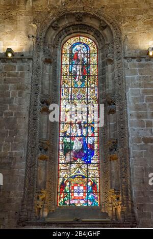 Europa, Portugal, Region Lissabon, Lissabon, Belem, Kloster Jeronimos, Klosterkirche, Santa Maria de Belem, im Inneren Glasfenster Stockfoto