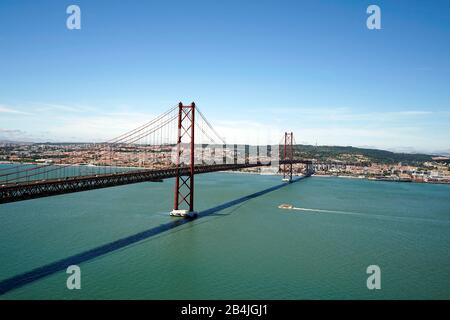 Europa, Portugal, Region Lissabon, Almada, Ponte 25 de Abril, Brücke vom 25. April, Hängebrücke über den Tejo, die Almada mit Lissabon verbindet Stockfoto