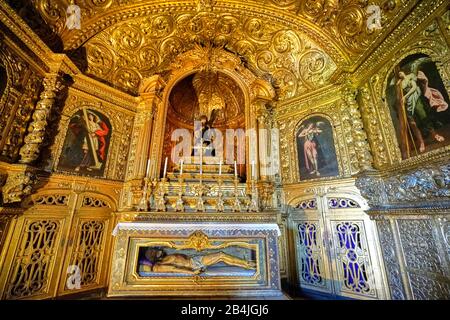 Europa, Portugal, Region Lissabon, Lissabon, Belem, Kloster Jeronimos, Klosterkirche, Santa Maria de Belem, im Inneren, Goldener Altar mit Grab Stockfoto