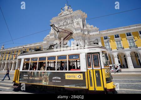 Europa, Portugal, Region Lissabon, Lissabon, Baixa, Triumphbogen, Arco da Rua Augusta, Praca do Comercio, Marktplatz, Straßenbahn Stockfoto