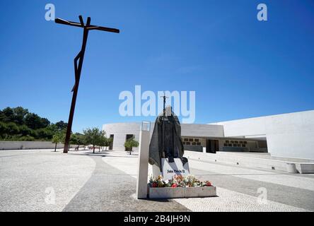 Europa, Portugal, Region Centro, Fatima, Igreja da Stissima Trindade, Kirche der Heiligen Dreifaltigkeit, davor Bronzestatue Papst Johannes Paul II., Eisernes Kreuz Stockfoto