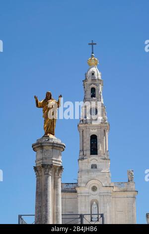 Europa, Portugal, Region Centro, Fatima, katholische Pilgerstätte, Basilika de Nossa Senhora do Rosario, Basilika Unserer Lieben Frau vom Rosenkohlstein, Rosenkohlbasilika, Basilika Antiga, Statue Jesu über dem Vorplatz Stockfoto