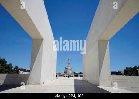 Europa, Portugal, Region Centro, Fatima, Igreja da Santissima Trindade, Kirche der Heiligen Dreifaltigkeit, vom Eingang zur Basilika Antiga, Rosary Basilica Stockfoto