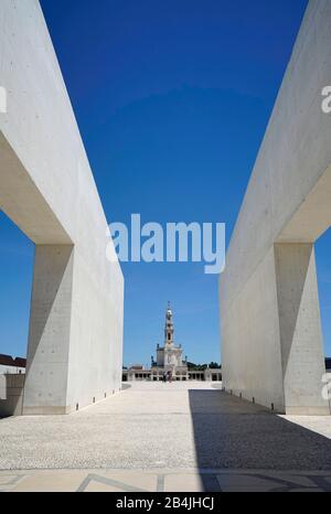 Europa, Portugal, Region Centro, Fatima, Igreja da Santissima Trindade, Kirche der Heiligen Dreifaltigkeit, vom Eingang zur Basilika Antiga, Rosary Basilica Stockfoto