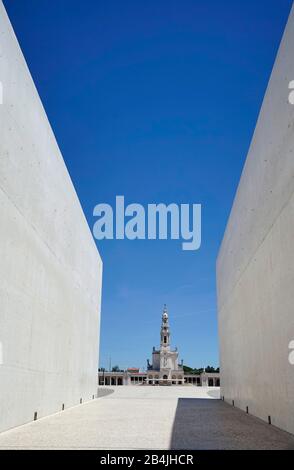 Europa, Portugal, Region Centro, Fatima, Igreja da Santissima Trindade, Kirche der Heiligen Dreifaltigkeit, vom Eingang zur Basilika Antiga, Rosary Basilica Stockfoto