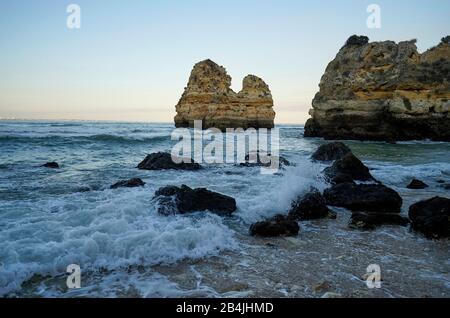 Europa, Portugal, Region Algarve, Lagos, Felsküste, Strand, Atlantik, Praia do Camilo, am Abend Stockfoto