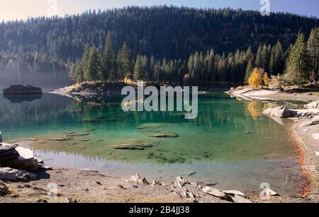 Lake Cauma, türkisfarbenes Wasser, Herbst, Wald, Stockfoto