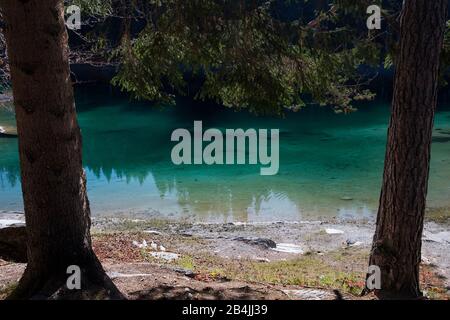 Lake Cauma, türkisfarbenes Wasser, Herbst, Wald, Stockfoto