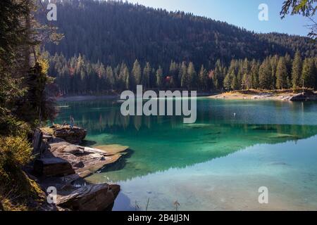 Lake Cauma, türkisfarbenes Wasser, Herbst, Wald, Stockfoto