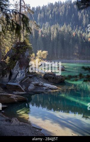 Lake Cauma, türkisfarbenes Wasser, Herbst, Wald, Stockfoto