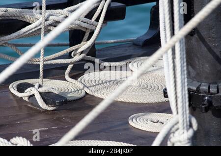 Auf dem Deck rollten mehrere Bootsseile auf Stockfoto