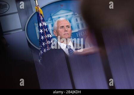 Washington, DC, USA. März 2020. Vizepräsident Mike Pence hört während einer Pressekonferenz mit Mitgliedern der Coronavirus Task Force im James S. Brady Press Briefing Room im Weißen Haus in Washington, DC, USA, am Freitag, 6. März 2020 zu. Credit: Dpa Picture Alliance / Alamy Live News Stockfoto