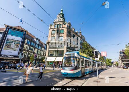 Schweiz, Kanton Zürich, Zürich, Bahnhofstraße, Einkaufsstraße, Kaufhaus Jelmoli, Geschäfte, Straßenbahn, Straßenbahn Stockfoto