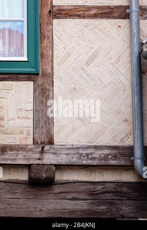 Europa, Deutschland, Sachsen-Anhalt, Quedlinburg. Zickzackförige Ziegelausfälle eines typischen Fachwerks in der Altstadt. Stockfoto