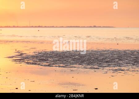 Europa, Deutschland, Niedersachsen, Otterndorf. Sonnenuntergang über der Elbmündung vor Cuxhaven. Im Vordergrund spielt sich das Abendlicht in Watte ab Stockfoto