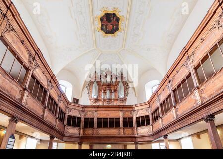 Europa, Deutschland, Sachsen-Anhalt, Quedlinburg. Innenraum der Blasiikkirche mit den zweischuligen Hufeisenemporen aus Harzer Fichtenholz und der Rerche Stockfoto