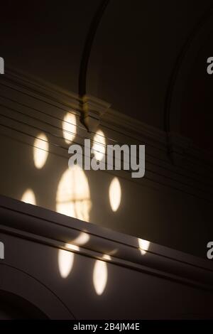 Europa, Deutschland, Niedersachsen, Delmenhorst. Durch die von Kirchen inspirierte Fensterrose scheint Sonnenlicht in die Halle des Turbinenhauses der Norddeutschen Wollkämmerei und Kammgarnspinnerei (Nordwolle). Stockfoto