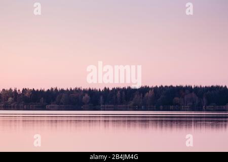 Europa, Deutschland, Niedersachsen, Otterndorf. Frostiger Sonnenuntergang über dem Flögelner See. Stockfoto