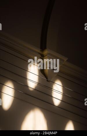 Europa, Deutschland, Niedersachsen, Delmenhorst. Durch die von Kirchen inspirierte Fensterrose scheint Sonnenlicht in die Halle des Turbinenhauses der Norddeutschen Wollkämmerei und Kammgarnspinnerei (Nordwolle). Stockfoto