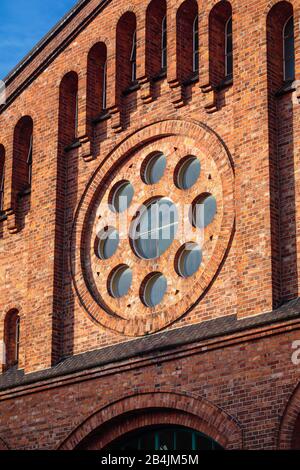 Europa, Deutschland, Niedersachsen, Delmenhorst. Die von der Kirche inspirierte Fensterrose des Ziegelturbinenhauses der norddeutschen Wollkämmerei und Wurstspinnerei (Nordwolle). Stockfoto