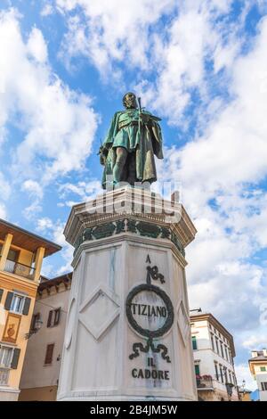 Pieve di Cadore, der Hauptplatz mit der Bronzestatue von Tiziano Vecellio, den Doles, Belluno, Veneto, Italien Stockfoto