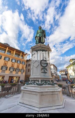 Pieve di Cadore, der Hauptplatz mit der Bronzestatue von Tiziano Vecellio, den Doles, Belluno, Veneto, Italien Stockfoto