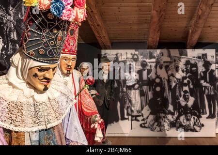 Die Ausstellung traditioneller Masken im Museum Algundei von Dosoledo, Comelico Superiore, Belluno, Veneto, Italien Stockfoto