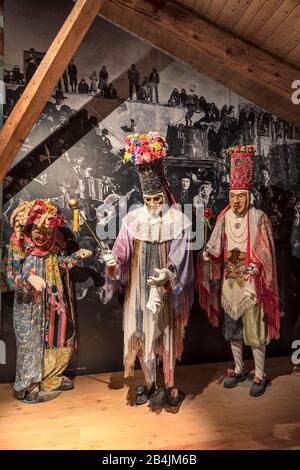 Die Ausstellung traditioneller Masken im Museum Algundei von Dosoledo, Comelico Superiore, Belluno, Veneto, Italien Stockfoto