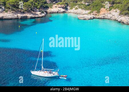 Segelboot an der Cala Macarella, Menorca, Balearen, Spanien, Europa verankert Stockfoto