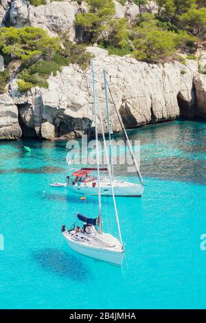 Boote in der Bucht von Cala Macarelleta, Menorca, Balearen, Spanien, Europa Stockfoto