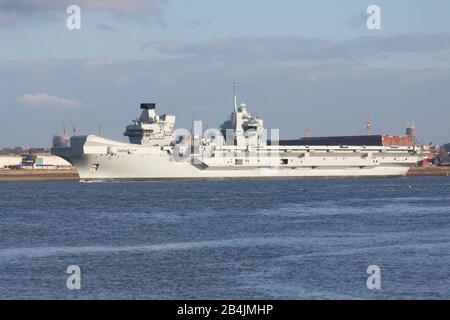 River Mersey, New Brighton, Merseyside, 6. März 2020, Die "HMS Prince of Wales" verlässt den Hafen von Liverpool nach einem wochenlangen Aufenthalt in Liverpool, während sie zur See zurückkehrt, um ihre Arbeit vor der Einschiffung von Rotary Wing und weiteren Seeversuchen mit der F-35B im Januar 2021 Vor ihrer Abfahrt oa F-35B aus dem 617-Geschwader fortzusetzen Die gemeinsame Luftwaffenstaffel der RAF Fleet Air Arm flog die Fluggesellschaft Credit: Photographing North/Alamy Live News Stockfoto