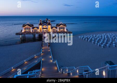 Rügen, Ostseebad Sellin, Seebrücke und Strandkörbe, beleuchtet, blaue Runde Stockfoto