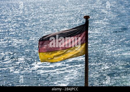 Ostsee, Badeort Binz, Dampfer, schwenkende Flagge in der Rückleuchte Stockfoto